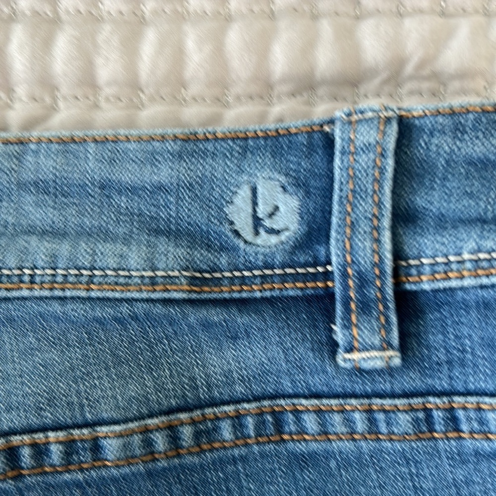 Distressed, capri jeans by Kensie size 12 - Picture 3 of 4